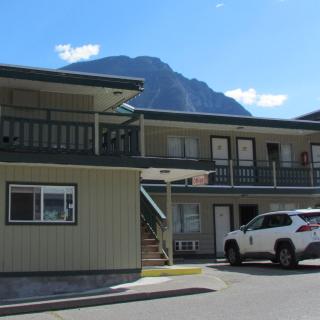 4 Pines Motel LTD